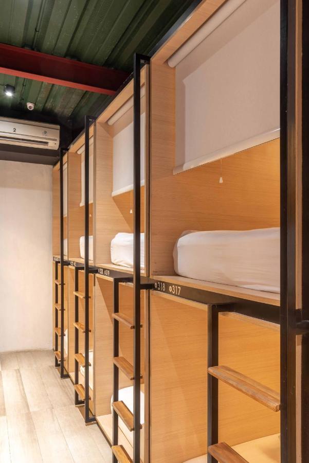 M Boutique Hostel Legian Kuta  Bagian luar foto