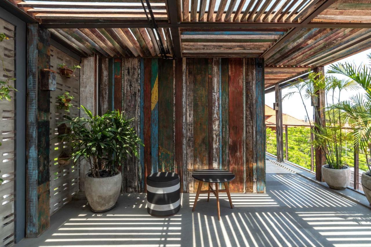 M Boutique Hostel Legian Kuta  Bagian luar foto