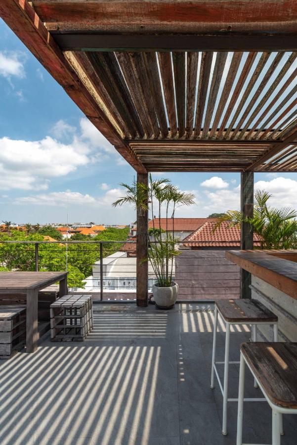 M Boutique Hostel Legian Kuta  Bagian luar foto