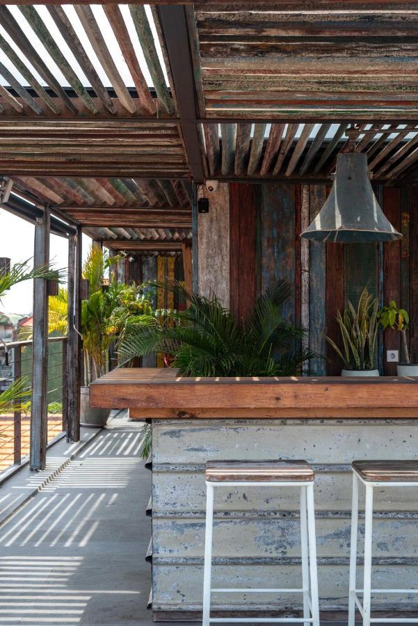M Boutique Hostel Legian Kuta  Bagian luar foto