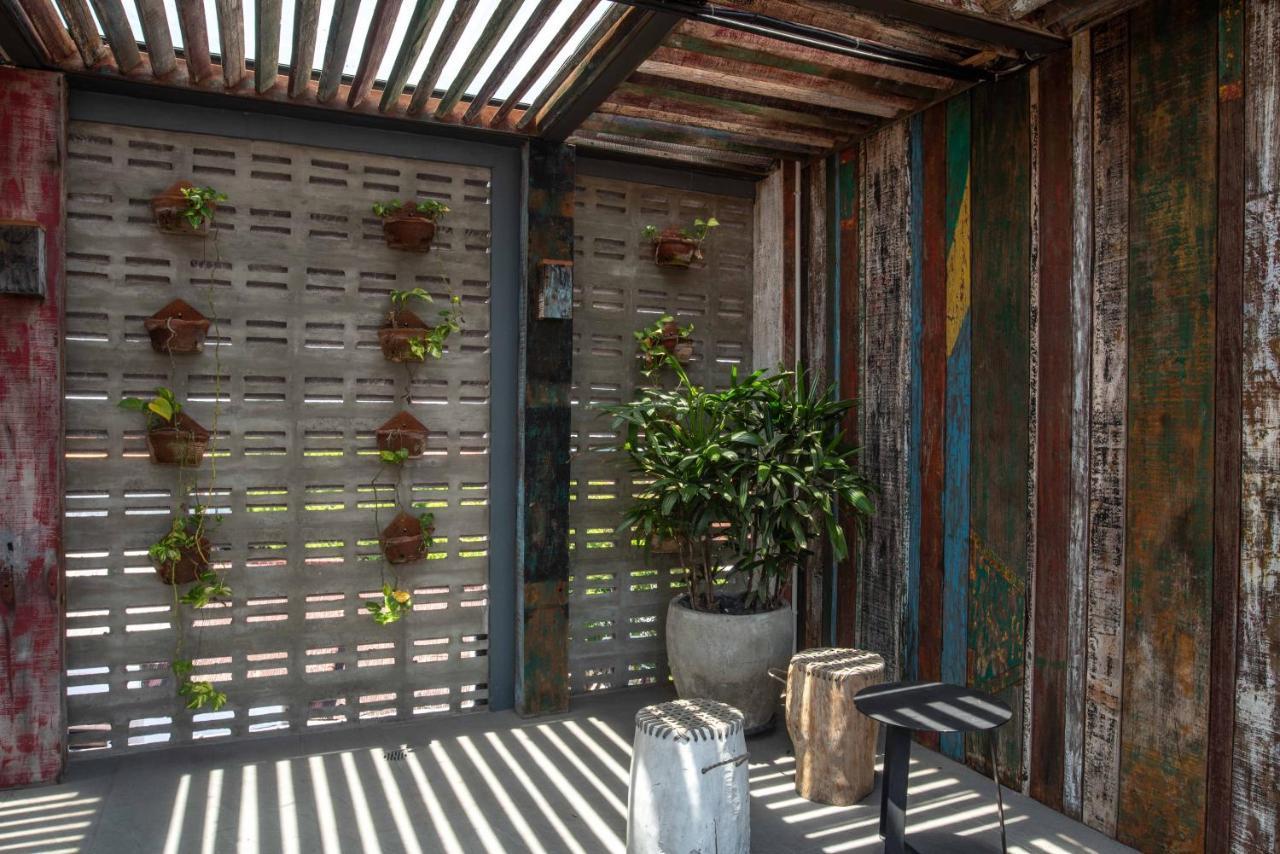 M Boutique Hostel Legian Kuta  Bagian luar foto