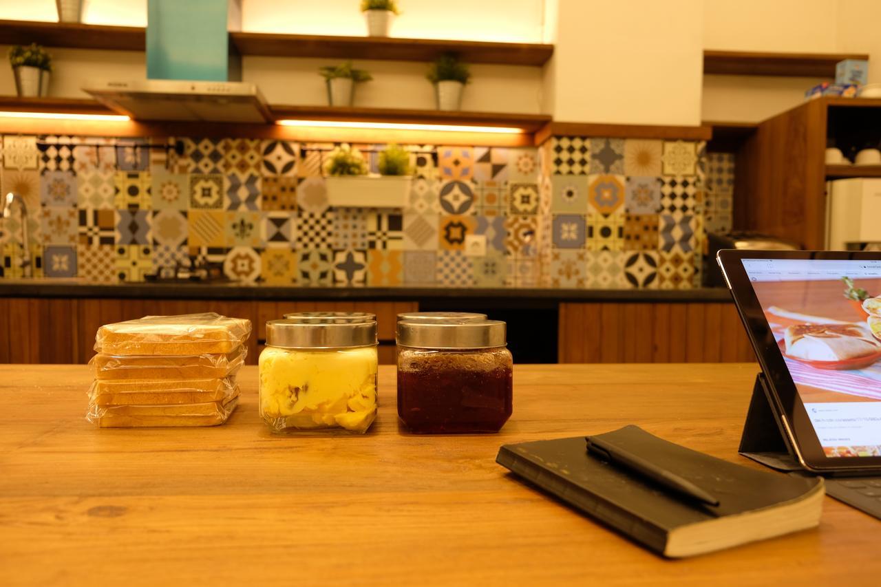 M Boutique Hostel Legian Kuta  Bagian luar foto