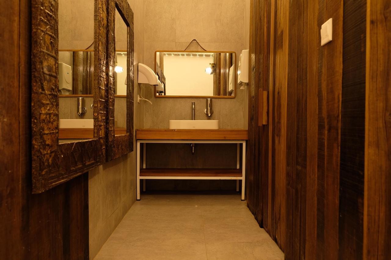 M Boutique Hostel Legian Kuta  Bagian luar foto