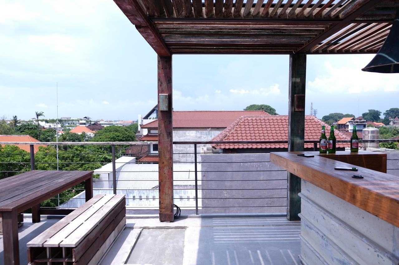 M Boutique Hostel Legian Kuta  Bagian luar foto