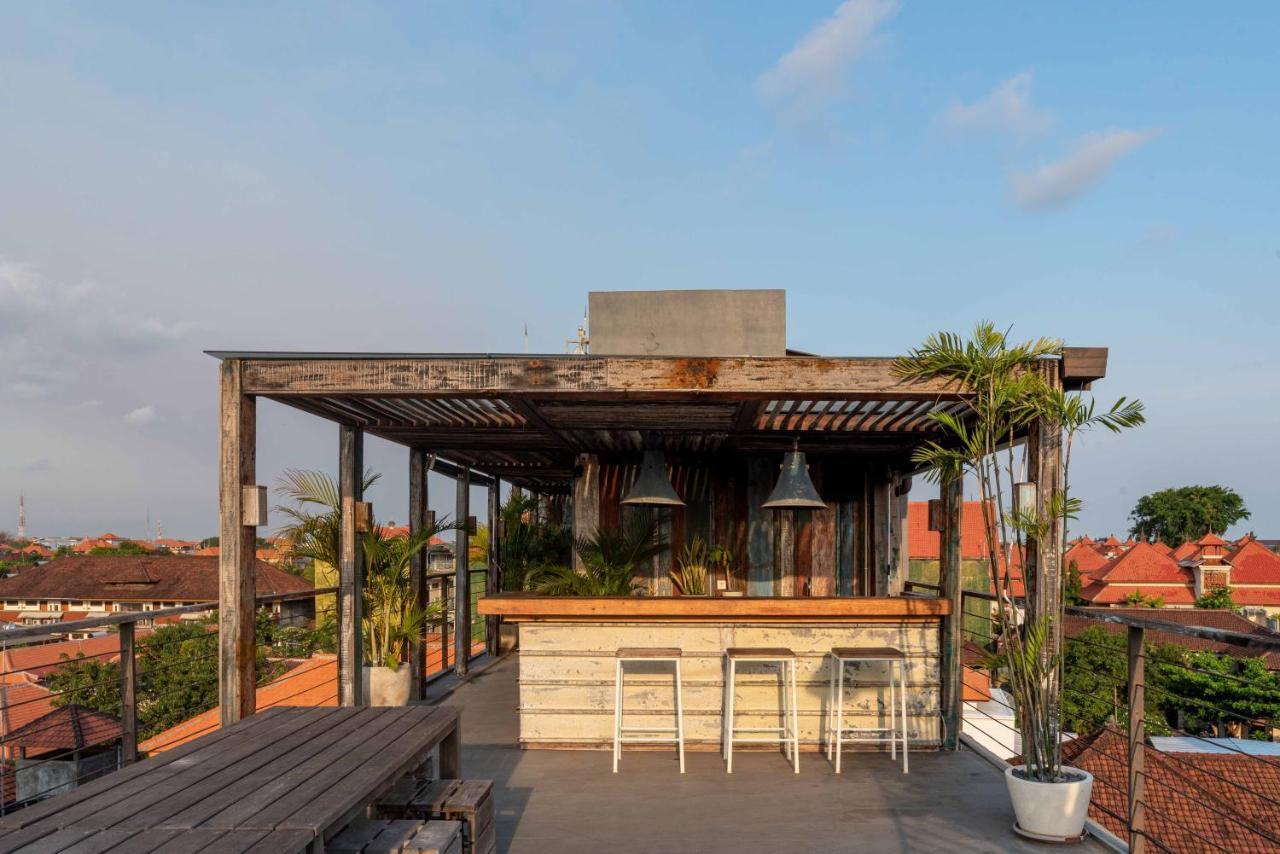 M Boutique Hostel Legian Kuta  Bagian luar foto